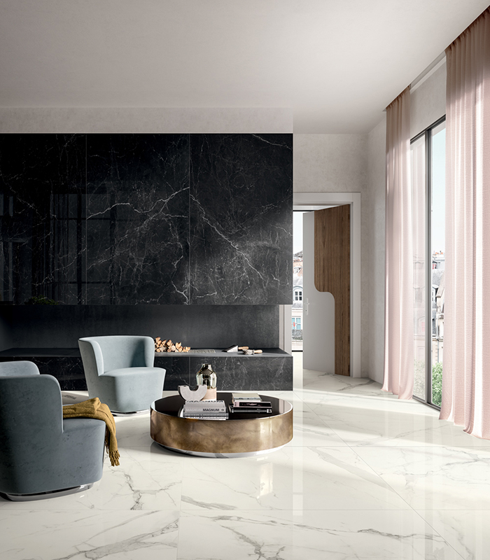 Elegance living con camino moderno e ampia parete vetrata a destra. Pavimento e rivestimento in gres porcellanato effetto marmo bianco e nero.