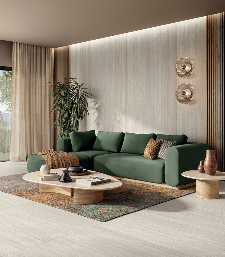 Living elegante con pavimento e parete in gres porcellanato effetto travertino, arredi contemporanei e tonalità naturali per un ambiente caldo e raffinato.