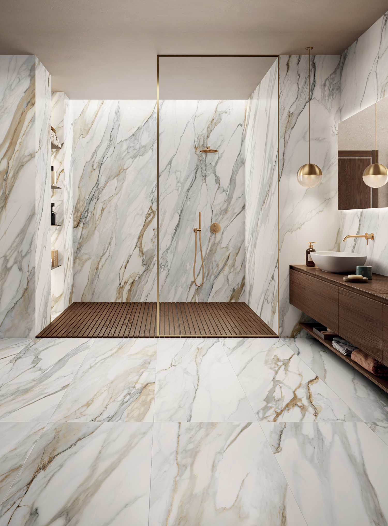 Elegante e luminosa stanza da bagno con pavimento e pareti, inclusa un'ampia doccia, rivestiti in gres porcellanato effetto marmo bianco e oro.