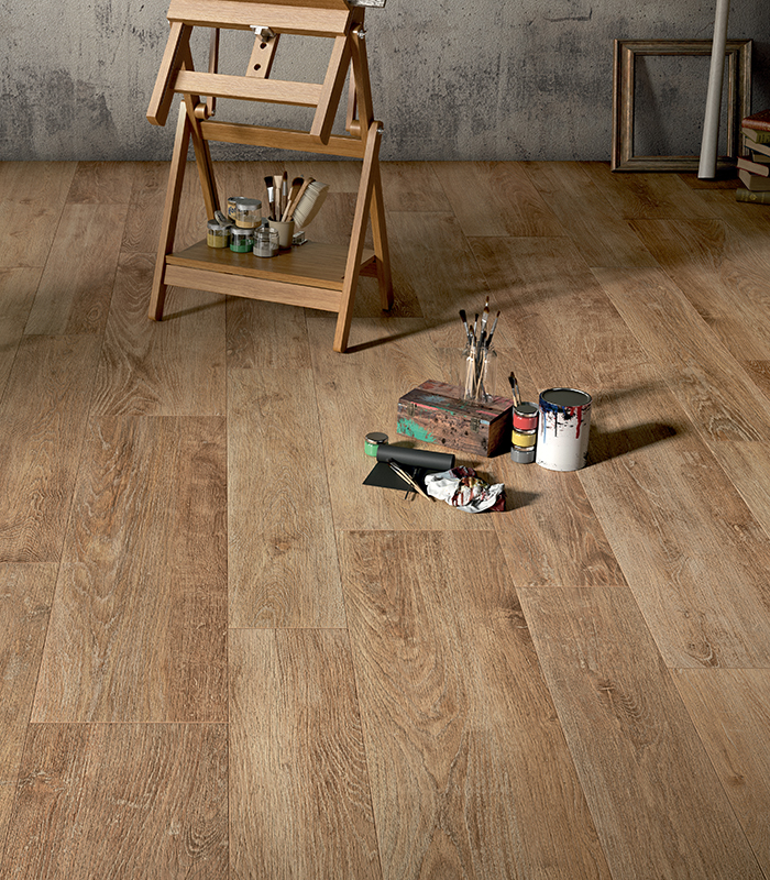 Pavimento dell'atelier di un pittore realizzato con gres porcellanato effetto legno in due formati posato a correre