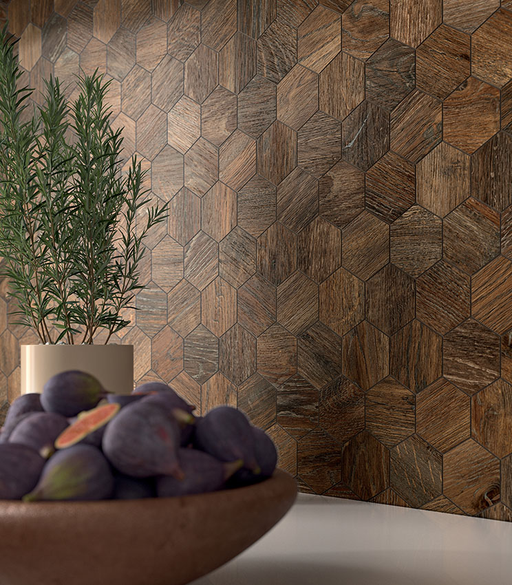 Vista ravvicinata di backsplash cucina rivestito con mosaico esagonale in gres porcellanato effetto legno di colore scuro