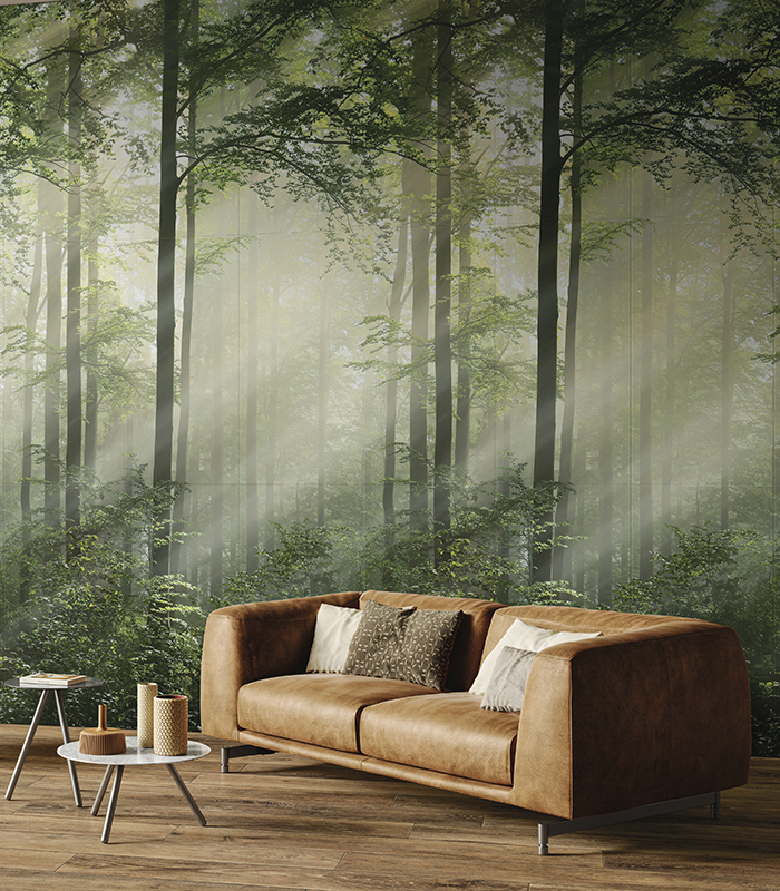 Living con divano  in pelle e scenografico rivestimento ceramico in lastre sottili effetto wallpaper raffigurante, con realismo fotografico, un bosco