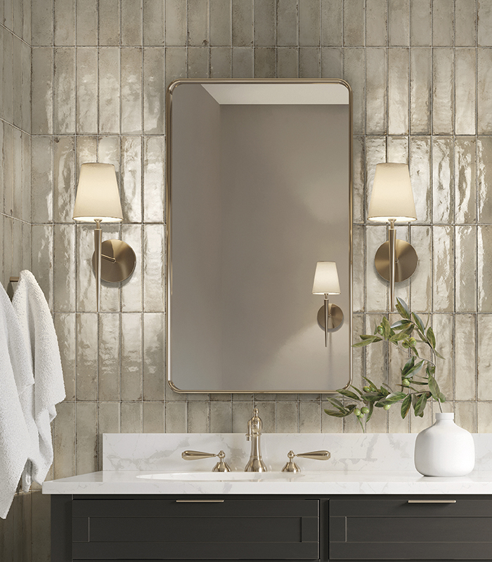 Scorcio frontale di un bagno in stile neoclassico rivestito con piastrelle di piccolo formato di colore chiaro con finitura lucida posate in verticale