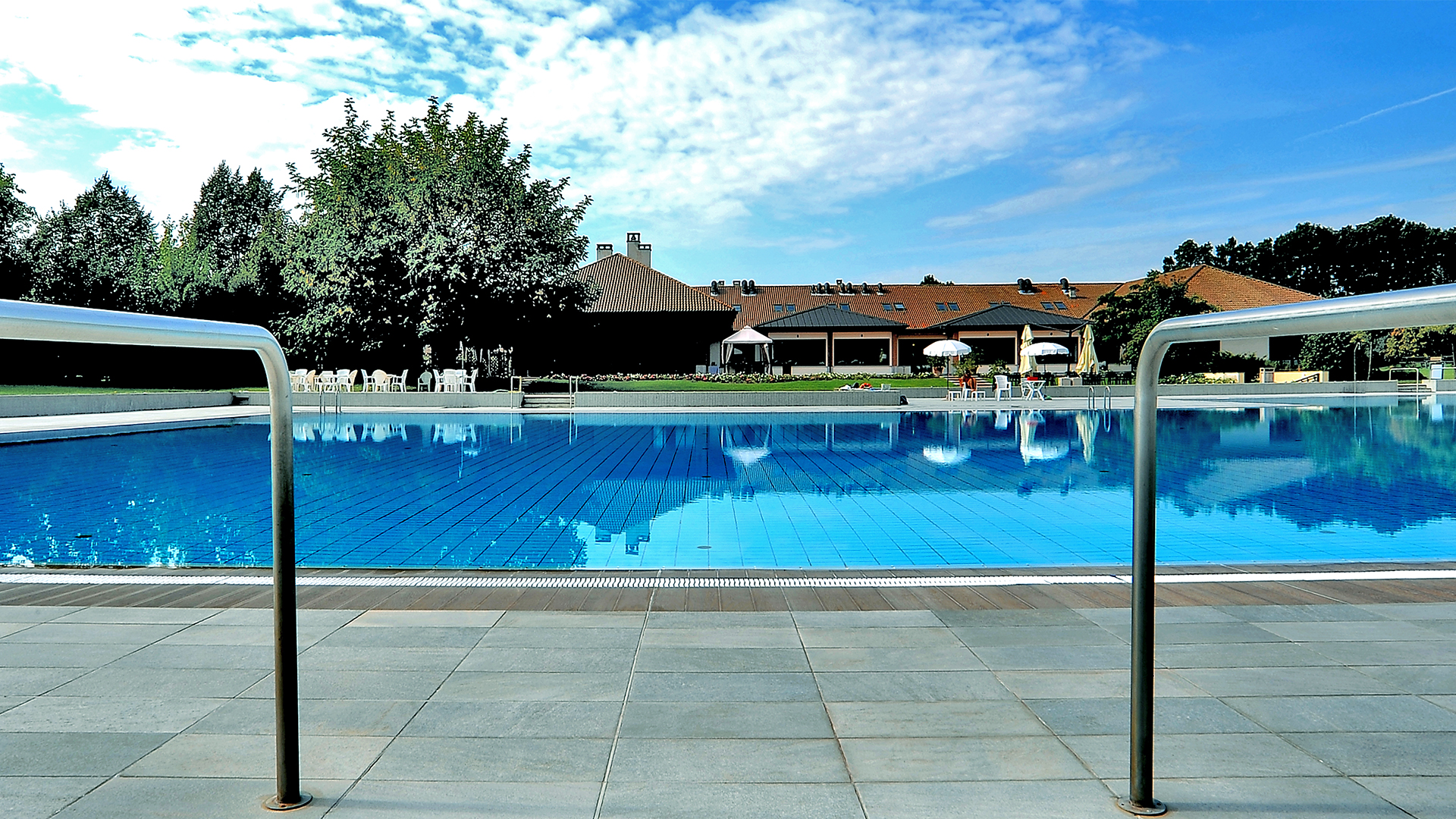 A bordo piscina, con vista sul cielo